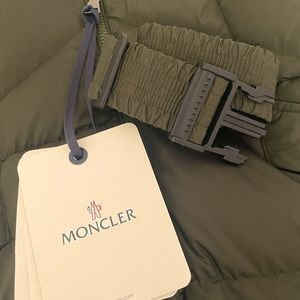 Moncler Agot long coat in dark green. Almost new condition. Size 1. Very warm!